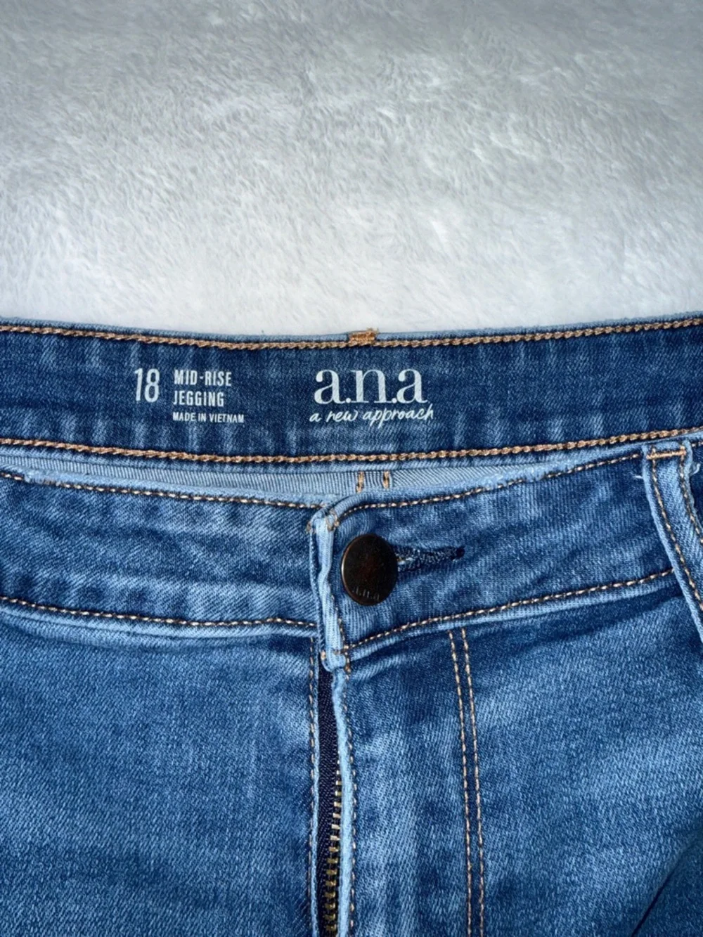 a.n.a. Mid Rise Jeggings Women’s Size 18 Distressed Skinny Raw Hem Stretch Denim - Picture 3 of 3